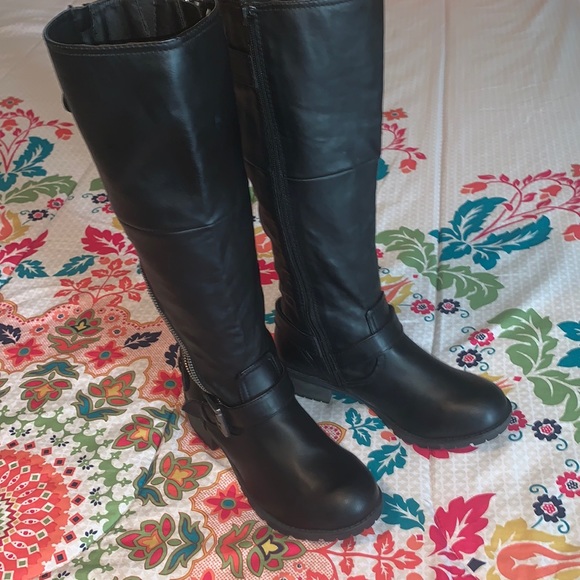 Zigi Soho Shoes - Zigi Soho Black Boots Sz 6, style is Dakar’s, zipper accents, NWOT